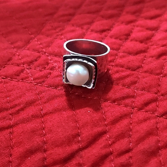 Jewelry - Elegant Pearl and Silver Ring